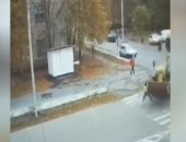 نجاة امرأة بأعجوبة من موت محقق بعد مرور جرافة فوقها فى أوكرانيا.. فيديو