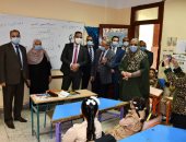 صور.. محافظ الفيوم يشدد على تواجد الزائرة الصحية بكل مدرسة