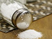 دراسة: إزالة الملح من على طاولة الطعام يمكن أن يطيل حياتك