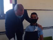 محافظ القليوبية يطمئن على طالب كسر ذراعه خلال جولة بمدارس بنها.. صور وفيديو