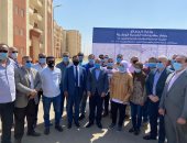 وزير التنمية المحلية ومحافظ الأقصر يتفقدان مشروعات الطرق الجديدة والصرف.. صور وفيديو