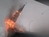 لحظة انهيار قبة كنيسة من القرن التاسع عشر بتشيلى بعد إضرام النار بها.. فيديو