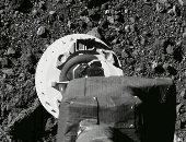 شاهد لحظة تحريك مركبة ناسا للصخور على سطح الكويكب "بينو"