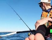 شاب يتفاجأ بسمكة قرش ضخمة خلال صيد الأسماك بأستراليا.. فيديو وصور
