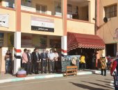 محافظ بورسعيد يشارك طلاب مدرسة الإسلامية الإعدادية بنات طابور الصباح