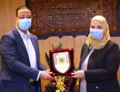 وزيرة التضامن ومحافظ الفيوم يبحثان تنفيذ المبادرات القومية والمشروعات الصغيرة