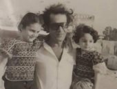 محمود ياسين فى صورة نادرة مع أبناءه عمرو ورانيا أيام الطفولة