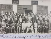 شاهد .. الشاعرة العراقية نازك الملائكة تتوسط طلبة جامعة البصرة عام 1968