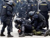 الشرطة التشيكية تعتقل العشرات من المتظاهرين في براج ضد قيود كورونا..صور