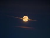 مشهد ساحر يخطف الأنفاس .. مصور يلتقط صورة للقمر مزينا بحلقات كوكب زحل