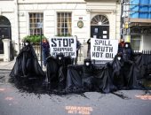 مظاهرات المناخ بملابس سوداء ملطخة مازوت في لندن.. ألبوم صور