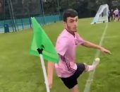 لاعب يسجل هدفا مذهلا من ركلة ركنية دون النظر إلى الكرة.. فيديو