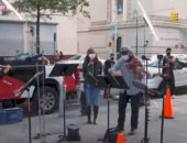 أوركسترا نيويورك تقدم حفلات عشوائية فى الشوارع خوفا من عدوى كورونا.. فيديو