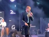 جمهور عمرو دياب يفاجئه بالاحتفال بعيد ميلاده فى حفله الأخير.. فيديو