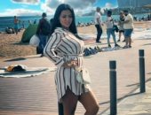 رانيا يوسف تودع الصيف بصورتها على شاطىء البحر تحت السحب والغيوم