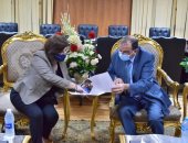 رئيس جامعة بنى سويف يبحث التعاون مع مركز التطوير المهنى بالجامعة الأمريكية