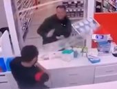 مواطن أسترالى يحطم زجاج صيدلية لمطالبته بتغطية وجهه أثناء العطس.. فيديو