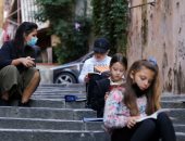 فصول فى الشوارع ومقاعد دراسية فى الطرقات لمواجهة كورونا بإيطاليا.. ألبوم صور