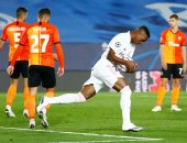 فينيسيوس جونيور ينفى وجود مشاكل مع كريم بنزيما 