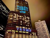 "في عقر داره".. إضاءة برج ترامب الشهير باسم منافسه جو بايدن.. صور