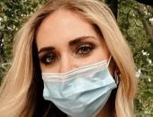 إيطاليا تلجأ لعارضة أزياء وزوجها المغني فى حملة توعية بأهمية "الكمامة".. صور