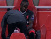 ساديو مانى يغادر مباراة أياكس ضد ليفربول بإصابة في الركبة