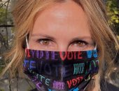 جوليا روبرتس تحمس جمهورها للتصويت بالانتخابات بكمامة مزينة بكلمة "vote"