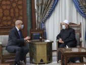 شيخ الأزهر لوزير الإسكان: دور الوزارة يحمل أهمية كبرى فى خدمة المواطن
