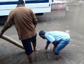 الدفع بالمعدات والأطقم ومتابعة أعمال كسح مياه الأمطار المتراكمة برشيد .. صور