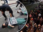 العالم هذا الصباح.. وقفة لتأبين ضحايا كورونا فى الولايات المتحدة.. احتجاجات فى بوليفا بعد فوز لويس آرسى بالانتخابات الرئاسية.. وفصول فى الشوارع ومقاعد دراسية فى الطرقات لمواجهة كورونا بإيطاليا.. صور