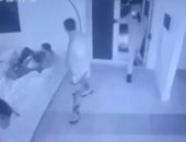 الأم الشجاعة رزق.. أمريكية تدافع عن أسرتها بالسلاح وترغم اللصوص على الهرب 