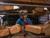 على مسافة قريبة من صراع أرمينيا وأذربيجان.. الخبز في زمن الحرب "مجانًا" للمدنيين.. ألبوم صور