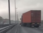 شاحنة روسية تسير 2 كيلومتر بعد وفاة سائقها على طريق سان بطرسبورج.. فيديو