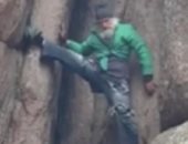 العمر مجرد رقم.. روسى 71 عاما يتسلق الجبال دون استخدام حبل للتأمين .. فيديو