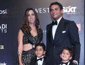 آسر ياسين يصطحب زوجته وابنيه على السجادة الحمراء فى افتتاح مهرجان الجونة