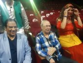 أسرة مسرحية "السلطانية" تحتفل بعودة المخرج مراد منير للمسرح بعد وعكة صحية
