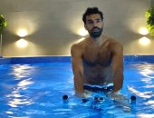 محمد صلاح داخل حمام السباحة بعد فوز ليفربول على أياكس واستعدادا لمباراة شيفيلد