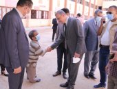 محافظ سوهاج يتفقد اللجان الفرعية للاطمئنان على سير العملية الانتخابية.. صور