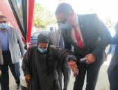 محافظ الفيوم يصطحب سيدة مسنة للإدلاء بصوتها فى انتخابات النواب.. صور