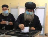 الأنبا مكاريوس أسقف المنيا وأبو قرقاص يدلى بصوته فى انتخابات النواب