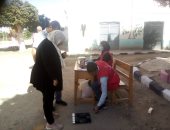 لجنة طبية لقياس الضغط والسكر فى لجان انتخابات النواب بالمنيا.. صور