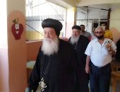 مطران أسوان يدلى بصوته فى انتخابات البرلمان.. ويؤكد: واجب وطنى.. صور