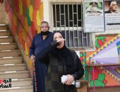 سيدة تطلق الزغاريد بعد الإدلاء بصوتها فى انتخابات مجلس النواب بالطالبية..صور