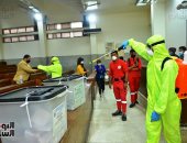 الهلال الأحمر يعقم اللجان الانتخابية بمنطقة الدقي للوقاية من كورونا.. فيديو