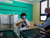 وزيرة الثقافة تدلى بصوتها فى انتخابات مجلس النواب بالشيخ زايد