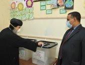 أسقف أسيوط يدلى بصوته فى انتخابات النواب.. ويؤكد: واجب واطنى على كل مصرى