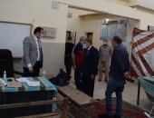 محافظ المنيا يتابع انتظام التصويت بعدد من لجان انتخابات مجلس النواب.. صور