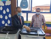 وزير الاتصالات يدلى بصوته فى انتخابات مجلس النواب بالشيخ زايد .. صور 