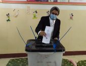 نائب محافظ الوادى الجديد تدلى بصوتها فى انتخابات البرلمان بمركز الداخلة 