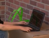 طالب أمريكى يجلس بجوار سور المدرسة للاتصال بالإنترنت لعدم قدرته على الاشتراك